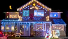 Imagen de archivo de una casa decorada con luces de Navidad.
