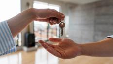 Imagen de una persona entregando llaves a otra.