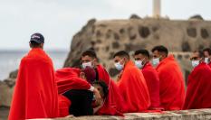 Un grupo de migrantes rescatados en el Atlántico esperan atención médica en Lanzarote.