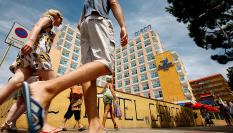 Turistas británicos pasan junto a un hotel en la población catalana de Santa Susana.