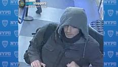 Foto difundida por la New York City Police Department (NYPD) del sospechoso del crimen del director ejecutivo (CEO) de la aseguradora privada United Healthcare en Mahattan, Nueva York (EEUU).