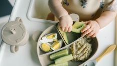 Imagen de archivo de un bebé alimentándose con el método BLW.