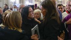 La reina Letizia consuela a familiares en el funeral por las víctimas de la DANA en Valencia.