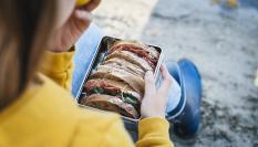 Una niña con un almuerzo.