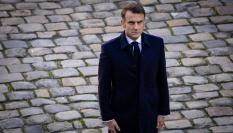 Emmanuel Macron, con gesto serio en un acto protocolario