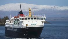 Un ferry cerca de un puerto en Escocia