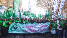 Miles de personas durante una concentración, frente a la Dirección General de Muface de Madrid
