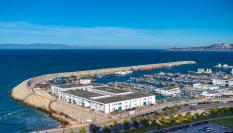 Un puerto de pescadores en Tánger, en Marruecos. Al fondo, las costas gaditanas del Estrecho.