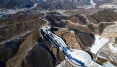 Vista de la pista de salto de esquí construida en 2022 en la ciudad china de Zhangjiakou.
