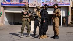 Milicianos controlan el primer vuelo desde el aeropuerto de Damasco al de Alepo, en esta última ciudad.