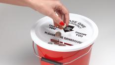 Una persona dona para una acción solidaria.