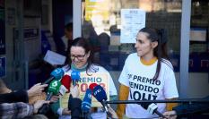 Rocío Arias, atendiendo a los medios tras dar 200 millones de euros del Gordo, el 22 de diciembre de 2023.