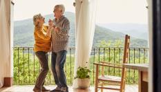 Imagen de una pareja de personas mayores, bailando.