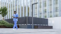 Un sanitario pasea por las inmediaciones de un hospital.