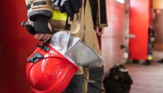 Imagen de archivo de un detalle de un uniforme de un bombero.