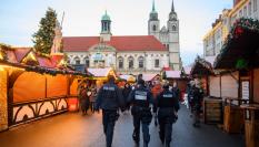 La policía alemana patrulla las calles del clausurado mercado de Navidad en Magdeburgo.