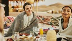 Un grupo de amigos tomando algo en un local de Marruecos.