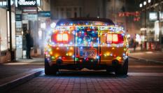 Imagen de archivo de un Ford Mustang decorado con con guirnaldas y luces navideñas.