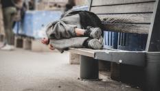 Imagen de una persona sin hogar.