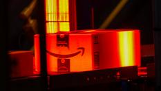 Un paquete de Amazon, a punto de salir de una planta de distribuición.