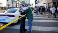 Un hombre se abraza a un policía de La Vegas en la zona en la que se produjo el ataque terrorista que se ha cobrado la vida de 15 personas.