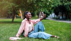 Una mujer se hace una foto a sí misma.