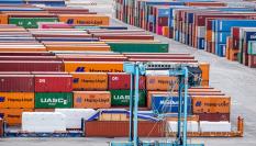 Imagen de archivo de contenedores marítimos en el puerto de Barcelona.