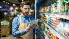 Imagen de archivo de un trabajador en un supermercado.