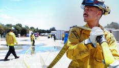 Un preso carga una manguera contra incendios en un camión de bomberos en el Centro de Entrenamiento de Ventura (VTC) en California.