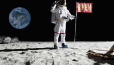 Ilustración de un astronauta con una bandera en la que se lee "abierto", en la Luna.