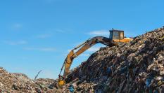 Imagen de archivo de maquinaria pesada en un vertedero.