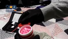 Parte de la droga aprehendida, en un bote de chicle.