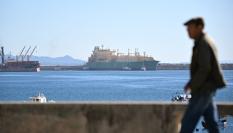 Un ciudadano pasea por el puerto de Setúbal