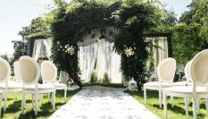Altar de una boda al aire libre, en una imagen de archivo.