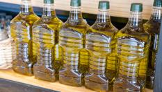 Imagen de archivo de botellas de aceite de oliva.