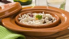 Plato de angulas en cazuela de barro.