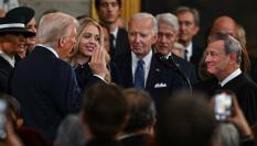 Donald Trump jura el cargo ante la mirada de Joe Biden