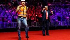 El presidente electo de los Estados Unidos, Donald Trump, baila con un miembro de los Village People en su ultimo mitin antes de la investidura.