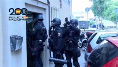 Los agentes de la Policía Nacional, durante la actuación policial.