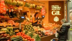 Puesto de frutas y verduras en un mercado
