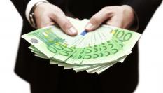 Una persona con múltiples billetes de 100 euros