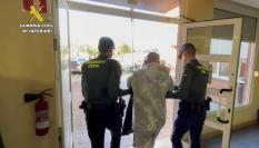 Una mujer de 87 años, con movilidad reducida y que supuestamente vendía droga desde su casa por la ventana, está entre los nueve detenidos pertenecientes a un grupo que presuntamente traficaba con estupefacientes en la zona oriental de Cantabria y al que se han intervenido más de 6,5 kilos de drogas.