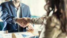 Un apretón de manos en una entrevista de trabajo.