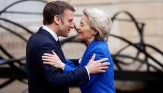 Emmanuel Macron y Ursula von der Leyen se saludan en un encuentro reciente