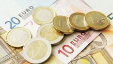 Imagen de archivo de billetes y monedas de euro.