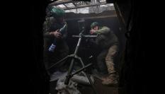 Dos soldados ucranianos lanzan morteros en la región de Donetsk.