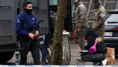 Las fuerzas del orden custodian la estación de metro donde dos individuos abrieron fuego al aire con rifles de asalto.