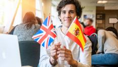 Un hombre con las banderas de Reino Unido y España.