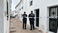 Agentes de la policía científica retiran pruebas en el domicilio donde ha sido asesinada una mujer en Benalmádena (Málaga).