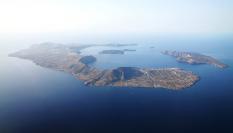 Vista aérea de la isla de Santorini, en Grecia.